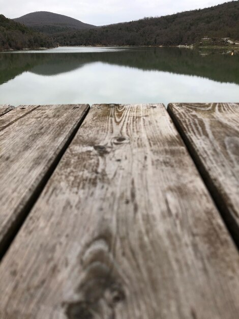 Foto close-up del molo di legno sopra il lago