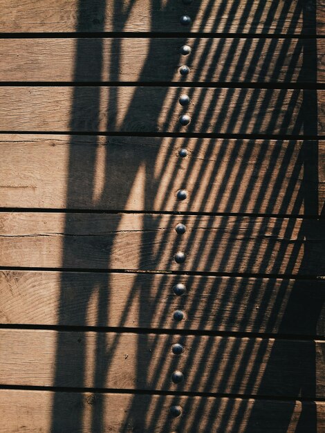 Photo close-up of wooden plank wall with shadow