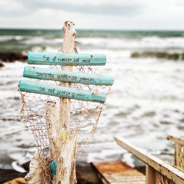 Photo close-up of wooden post on beach