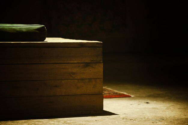 Photo close-up of wooden structure on floor