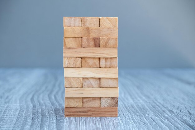 Foto close-up di un tavolo di legno sullo sfondo blu