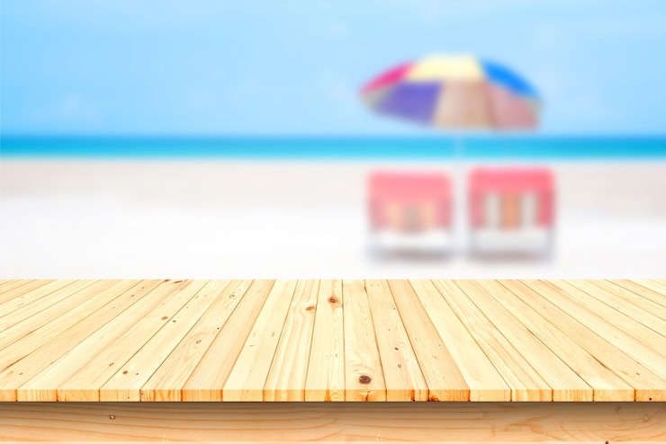 Photo close-up of wooden table at beach against sky
