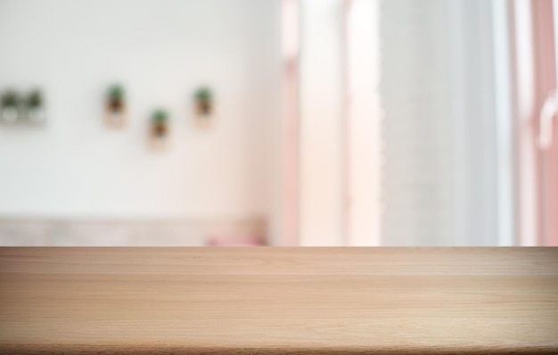 Foto close-up di un tavolo di legno a casa