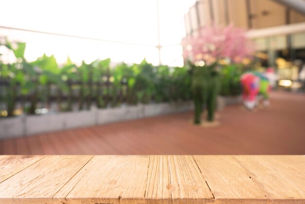 Photo close-up of wooden table on walkway