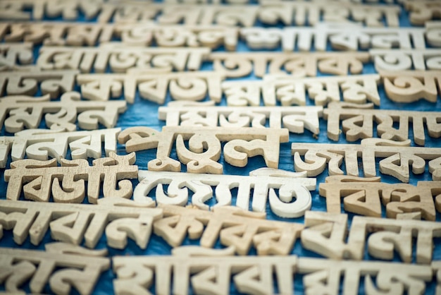 Photo close-up of wooden text on table