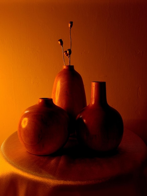 Photo close-up of wooden vase on table against wall