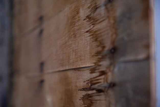 ネジが入った木製の壁の接写。