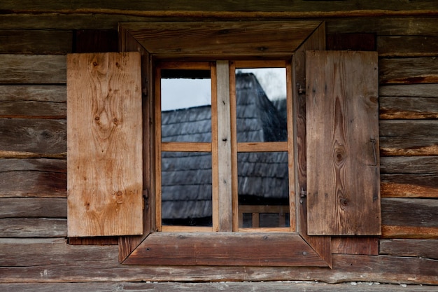 Photo close-up of wooden window