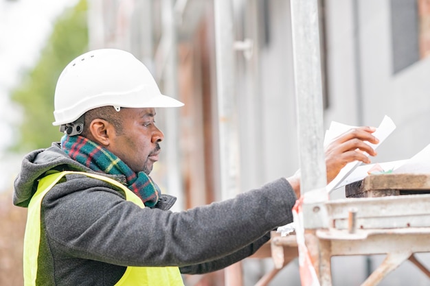 Photo close-up of worker working at construction site