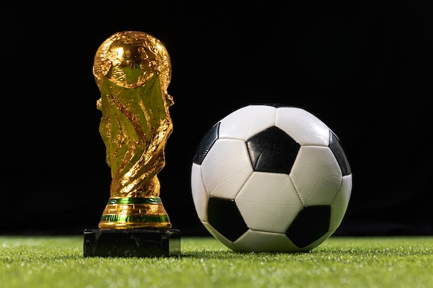 Photo close-up world cup trophy with soccer ball