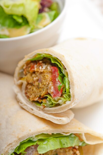 Photo close-up of wrap sandwich served in plate