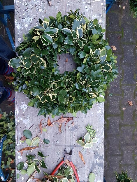 Photo close-up of wreath on table