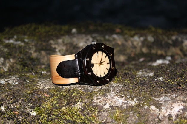 Photo close-up of wristwatch on rock