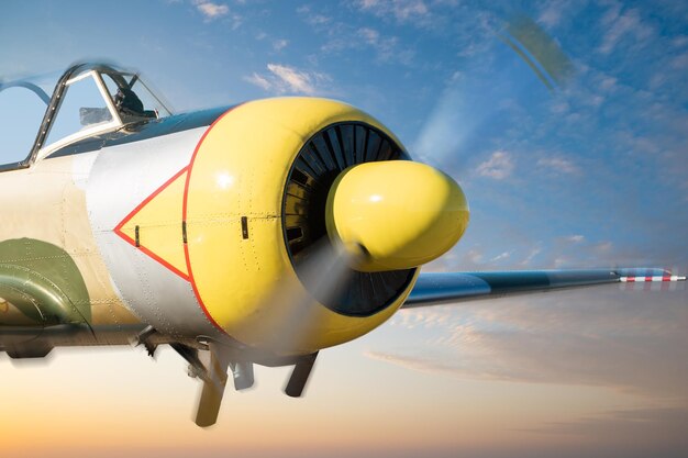 Photo close-up of yellow airplane against sky