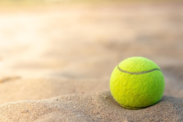 Photo close-up of yellow ball on bed