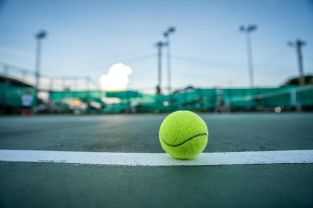 Photo close-up of yellow ball on table