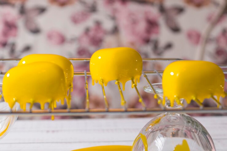 Photo close-up of yellow balloons on table