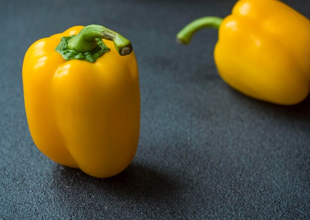 Foto close-up di peperoncini gialli su tavola