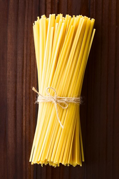 Foto close-up di pane giallo su un tavolo di legno