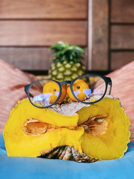 Photo close-up of yellow cake on table