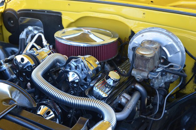 Photo close-up of yellow car engine in garage