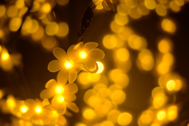 Foto close-up delle luci gialle di natale di notte