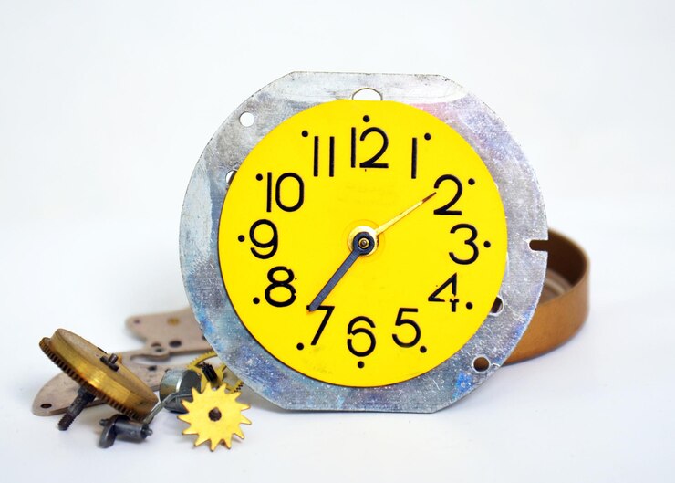 फोटो close-up of yellow clock over white background