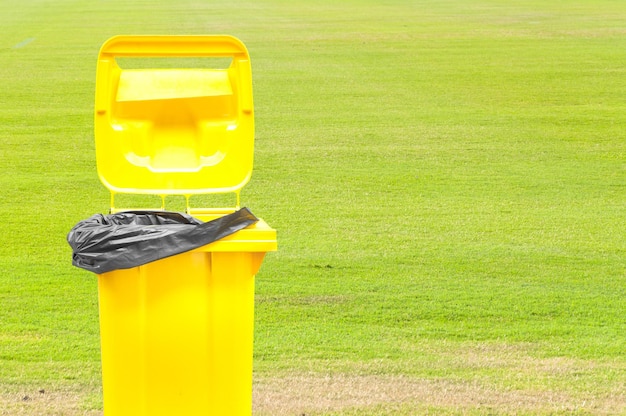 Photo close-up of yellow container on field