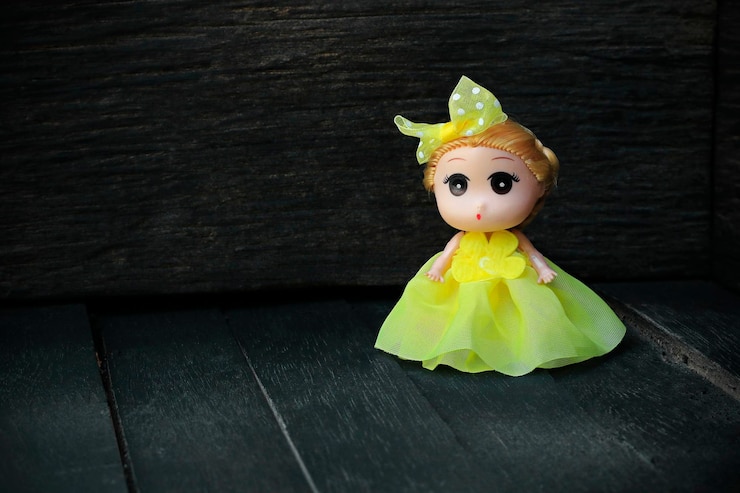 Photo close-up of yellow doll on table