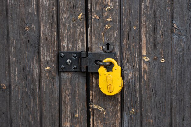 Photo close-up of yellow door knocker