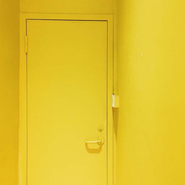 Photo close-up of yellow door