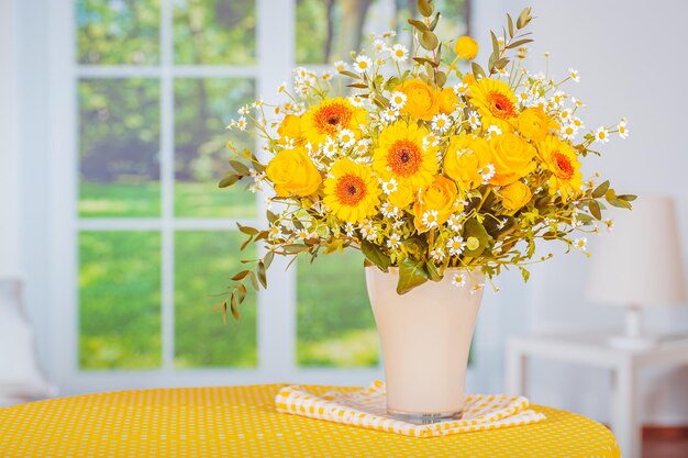 Photo close-up of yellow flower pot on table