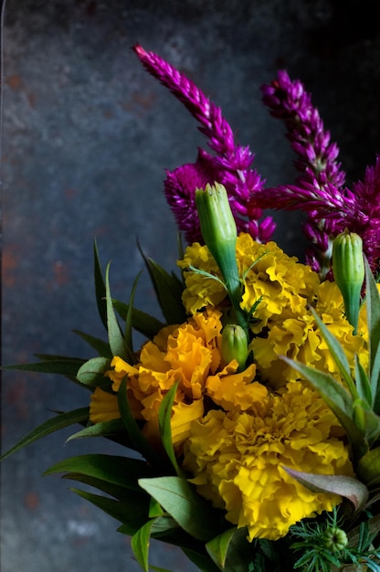 Photo close-up of yellow flowering plant with dark background