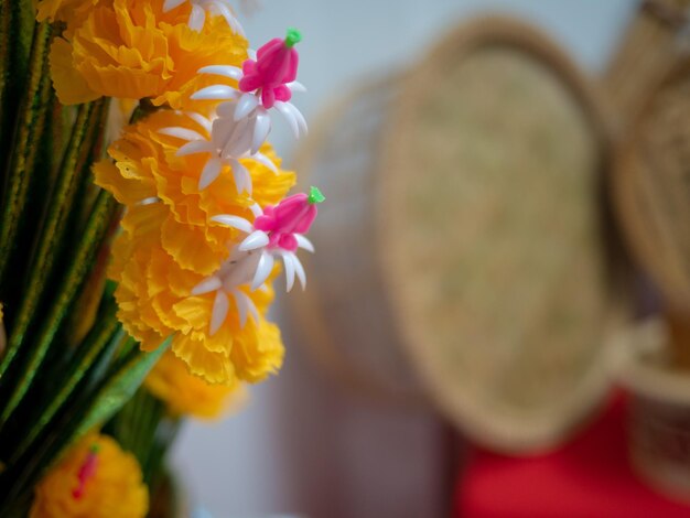 Foto prossimo piano di una pianta a fiori gialli