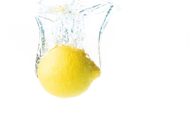 Photo close-up of yellow fruit against white background