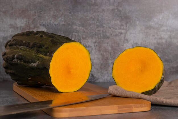 Photo close-up of yellow fruits on cutting board