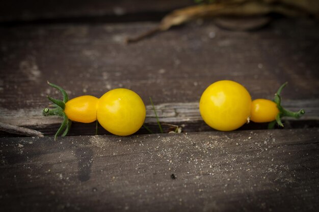 Photo close-up of yellow fruits on table