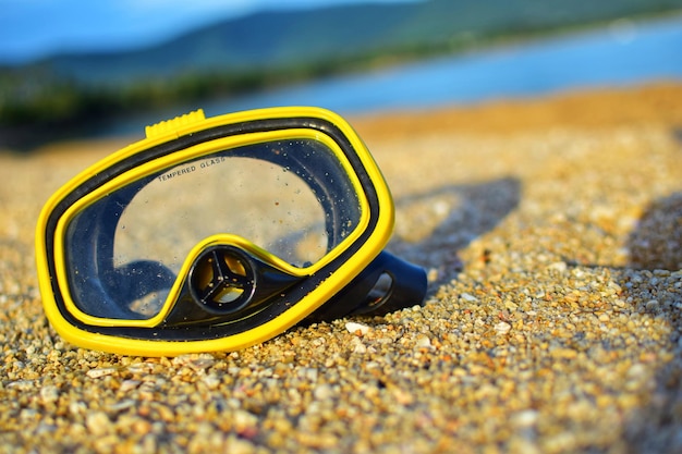 Foto close-up di foglia gialla sulla spiaggia