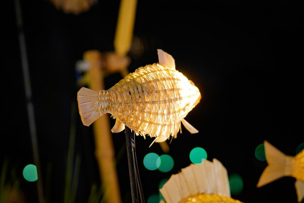 Foto close-up di una foglia gialla in mare