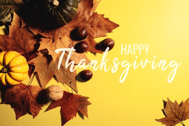 Photo close-up of yellow leaves on table