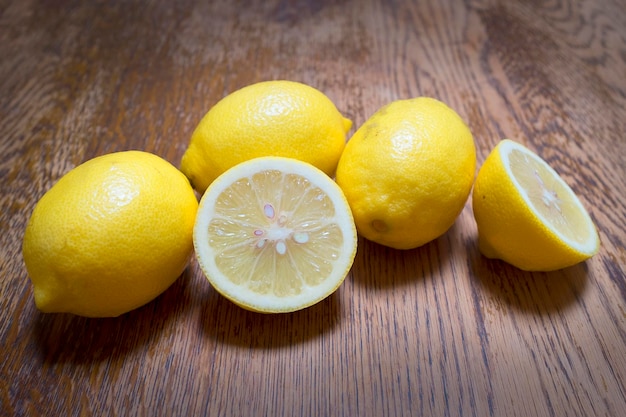 Photo close-up of yellow lemons on table