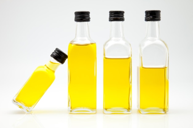 Photo close-up of yellow liquid in bottles against white background