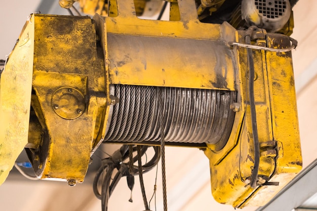 Photo close-up of yellow machine in factory