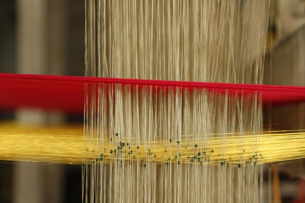 Foto close-up della macchina gialla in fabbrica