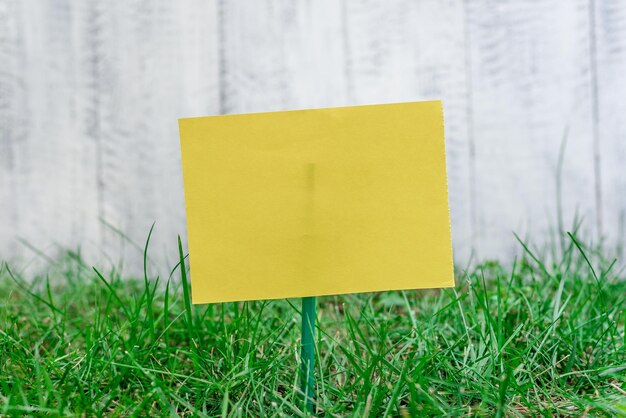 Photo close-up of yellow mailbox on field