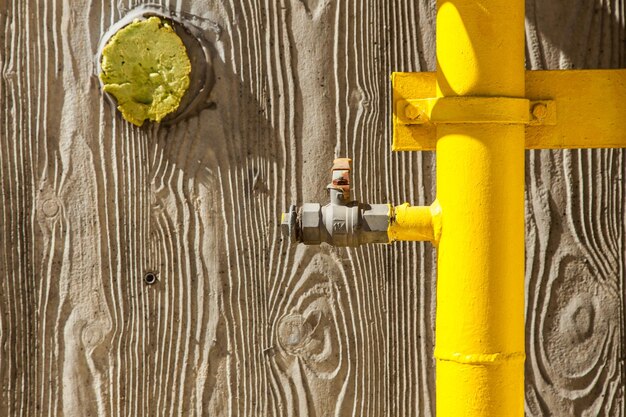 Photo close-up of yellow pipe against wall