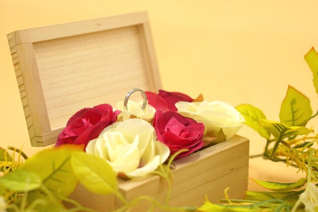 Photo close-up of yellow roses on table