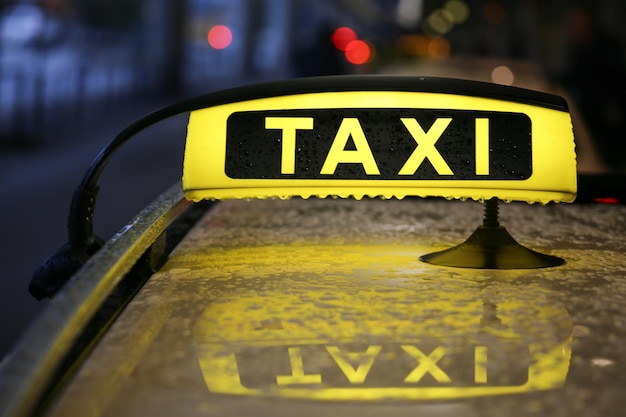 Photo close-up of yellow sign on car