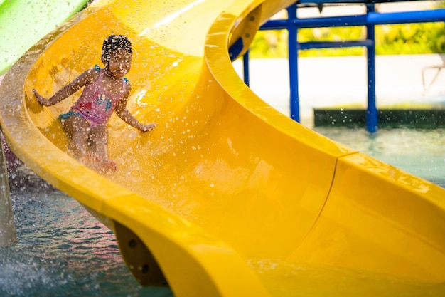 Foto close-up di uno scivolo giallo nella piscina del parco giochi