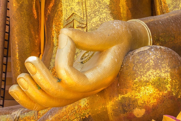 Foto close-up della statua gialla